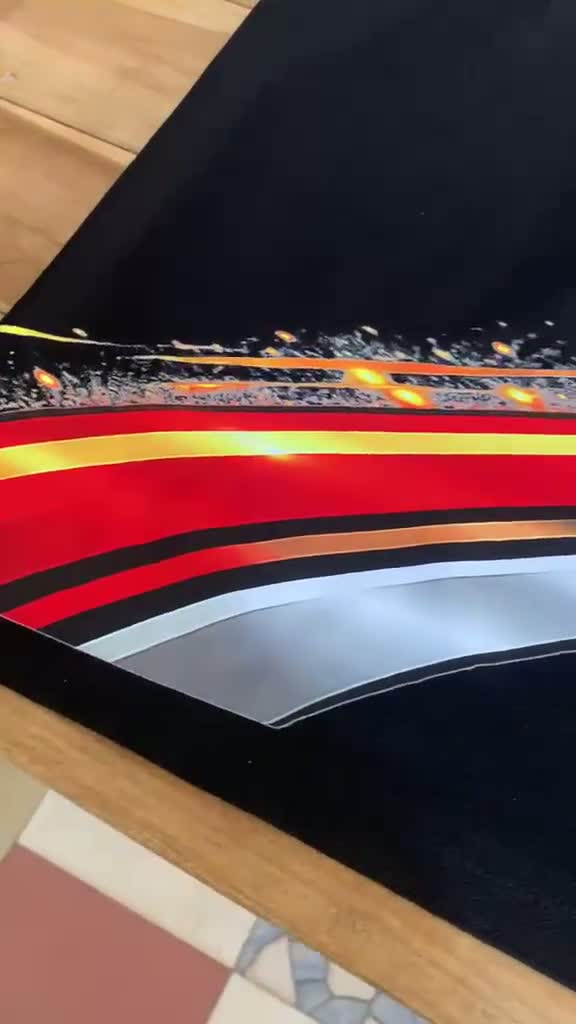 Vidéo d'une impression multicolore sur textile noir réalisée par AKOYA Services à Lomé